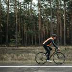 Różne dyscypliny kolarstwa – od szosy po góry i tor