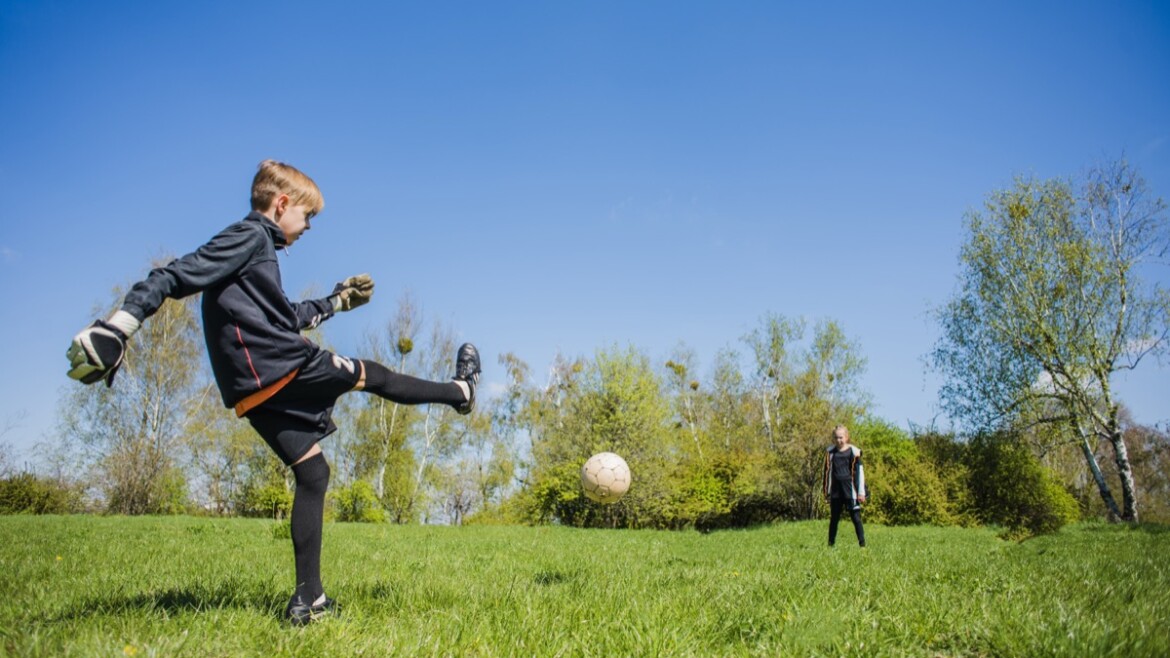 Jak mocno kopać piłkę – przewodnik dla piłkarzy