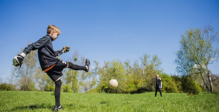 Jak mocno kopać piłkę – przewodnik dla piłkarzy
