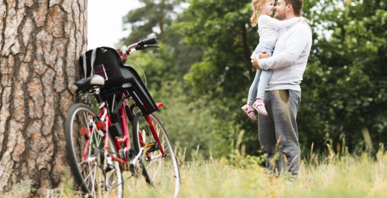 Jak przewozić dziecko na rowerze – bezpieczne metody i przepisy